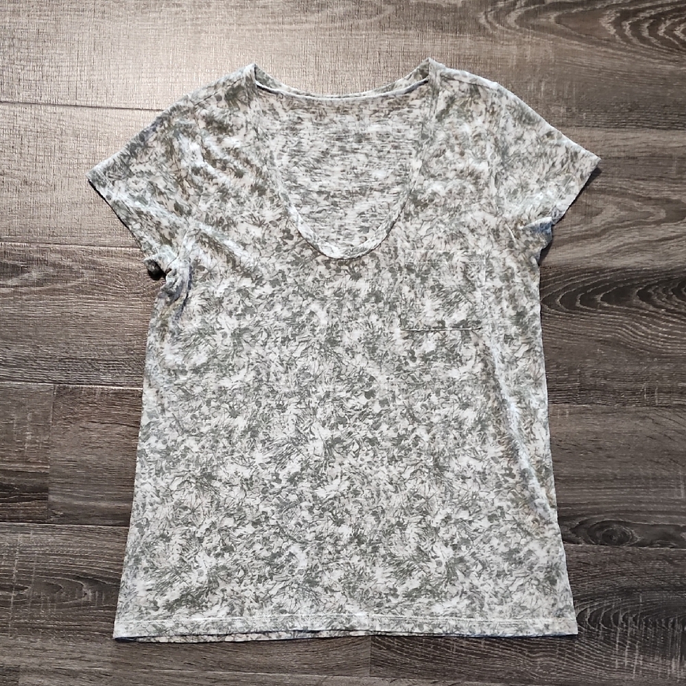 🎉 Caslon U-Neck T-Shirt 🎉